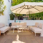 Charming With Spacious Terrace, Pool And Nearby 別荘 エステポナ