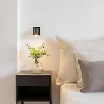 別荘 Charming With Spacious Terrace, Pool And Nearby エステポナ