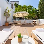 Charming With Spacious Terrace, Pool And Nearby エステポナ