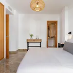 別荘 Charming With Spacious Terrace, Pool And Nearby エステポナ