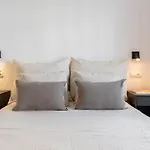 Charming With Spacious Terrace, Pool And Nearby 別荘 *