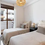 別荘 Charming With Spacious Terrace, Pool And Nearby エステポナ