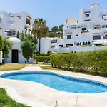 Charming With Spacious Terrace, Pool And Nearby 別荘