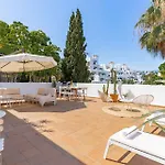 別荘 Charming With Spacious Terrace, Pool And Nearby