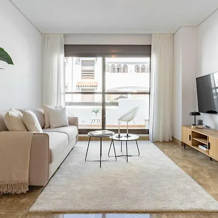 Charming With Spacious Terrace, Pool And Nearby エステポナ