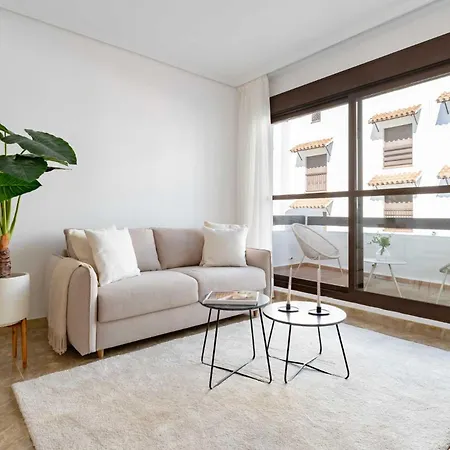 別荘 Charming With Spacious Terrace, Pool And Nearby