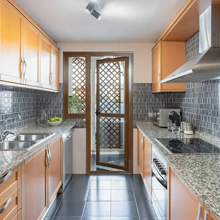 Charming With Spacious Terrace, Pool And Nearby Сasa de vacaciones *