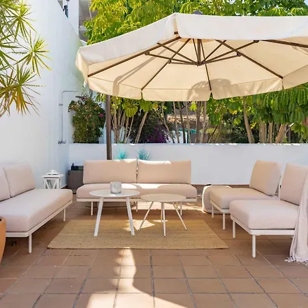Charming With Spacious Terrace, Pool And Nearby Сasa de vacaciones Estepona