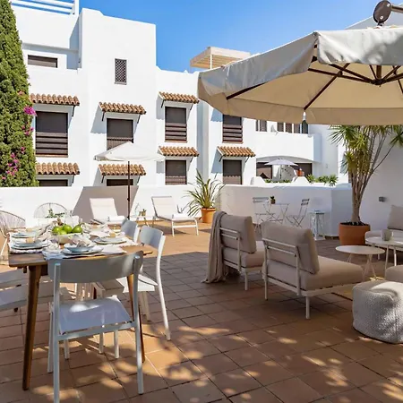 Charming With Spacious Terrace, Pool And Nearby 別荘