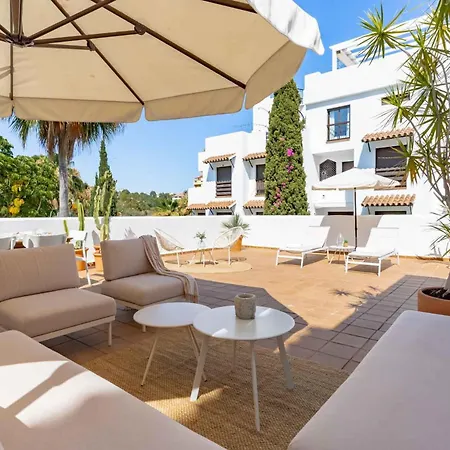 Charming With Spacious Terrace, Pool And Nearby * エステポナ