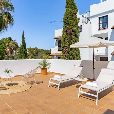 Charming With Spacious Terrace, Pool And Nearby 別荘
