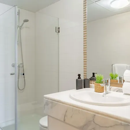 Сasa de vacaciones Charming With Spacious Terrace, Pool And Nearby *