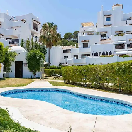 Charming With Spacious Terrace, Pool And Nearby Сasa de vacaciones